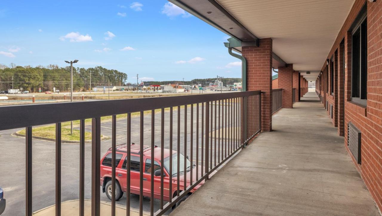 Studios And Suites 4 Less Emporia Exterior foto